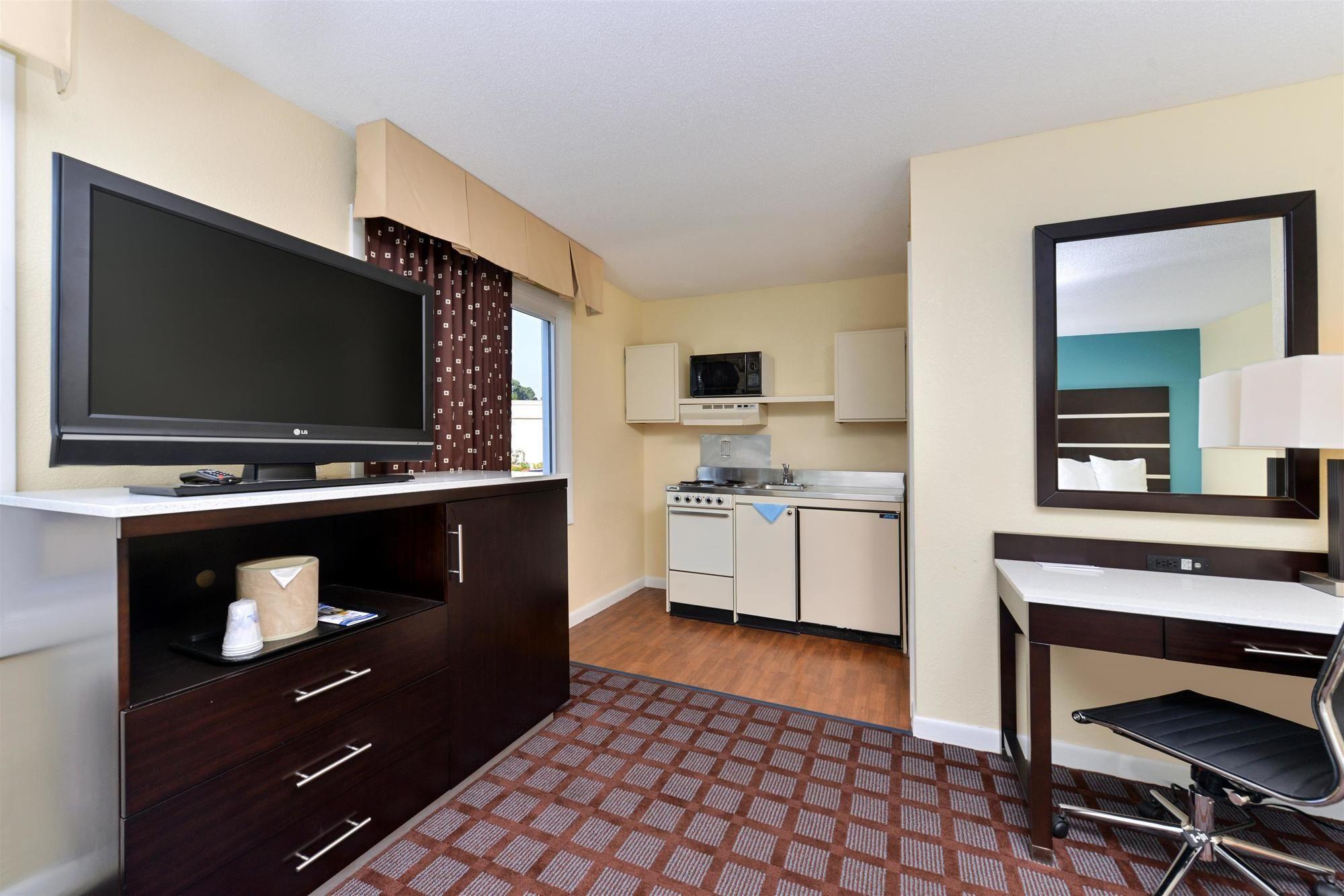 Americas Best Value Inn New London Mystic Exteriör bild