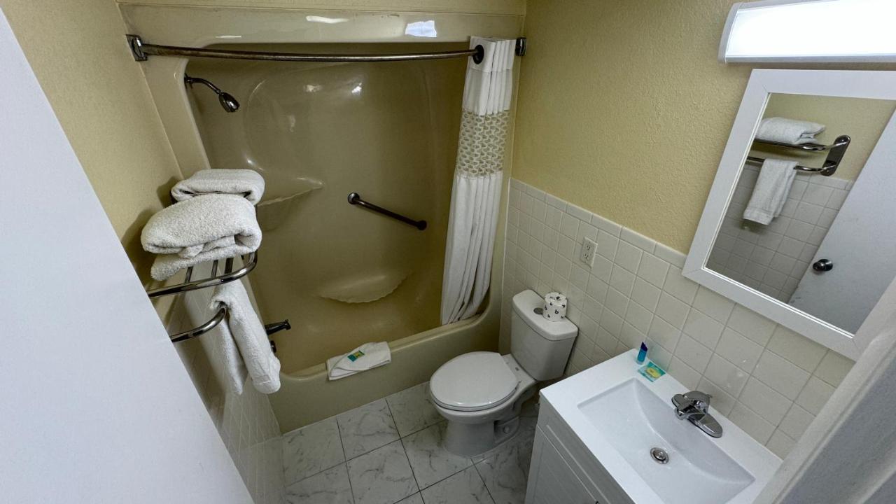 Americas Best Value Inn New London Mystic Exteriör bild